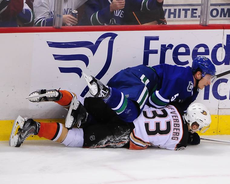 Scontro sul ghiaccio tra Luca Sbisa dei Vancouver Canucks e Jakob Silfverberg degli Anaheim Ducks (Reuters)